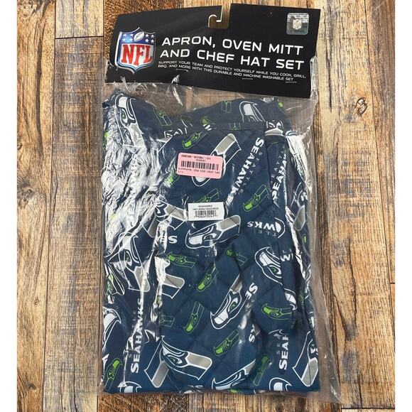 Northwest NFL 3 Piece Team Color and Logo Chef Set: Apron, Oven Mitt & Chef Hat - Picture 1 of 10